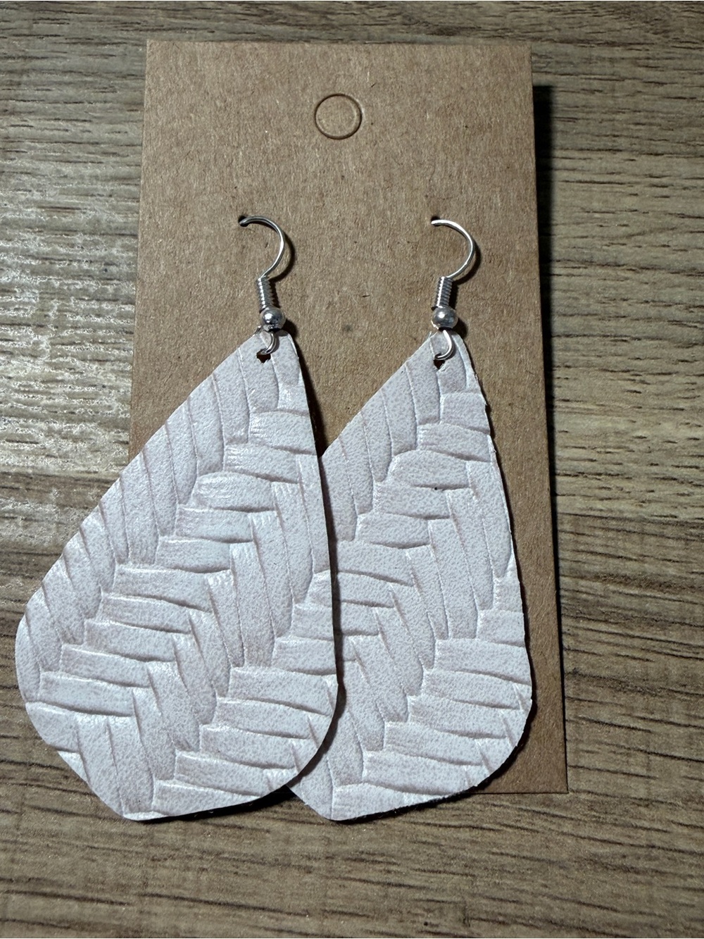 NWOT Source Unknown White Textured Teardrop Earrings